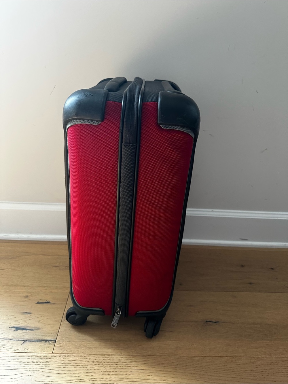TUMI Alpha Black Red 4-Wheel International Carry-On - Picture 4 of 6